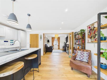 KITCHEN/DINING ROOM
