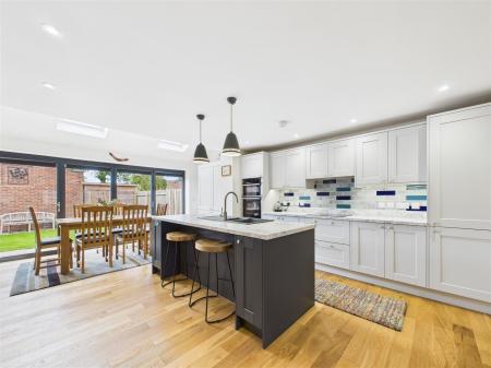 KITCHEN/DINING ROOM
