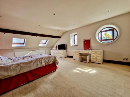 MASTER BEDROOM SUITE