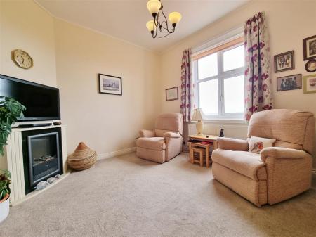 FAMILY SNUG/DINING ROOM