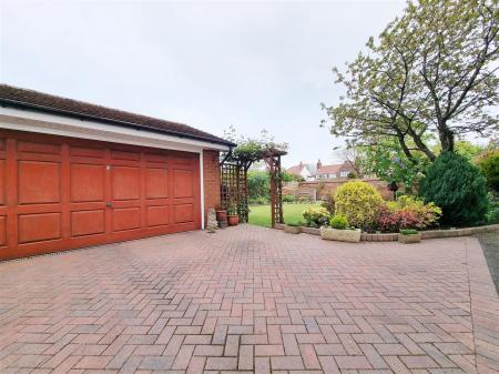 DOUBLE GARAGE