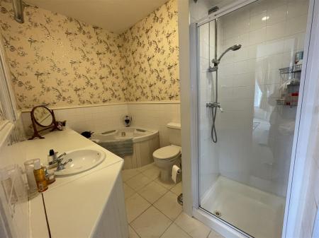 EN SUITE BATHROOM/WC