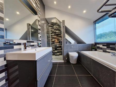 BATHROOM/WC