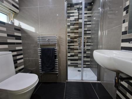 EN SUITE SHOWER ROOM/WC