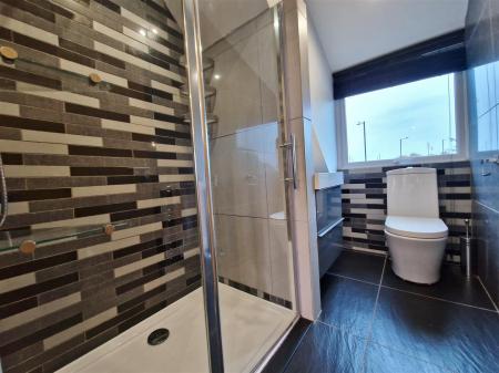 EN SUITE SHOWER ROOM/WC