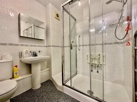 SHOWER ROOM/WC