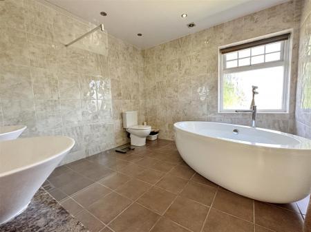 EN SUITE BATHROOM/WC