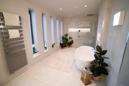 EN SUITE BATHROOM