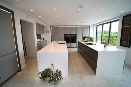 MODERN KITCHEN