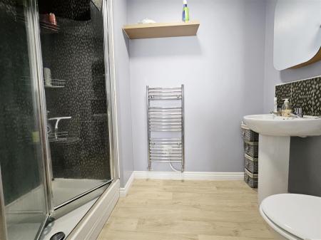 EN SUITE SHOWER ROOM/WC