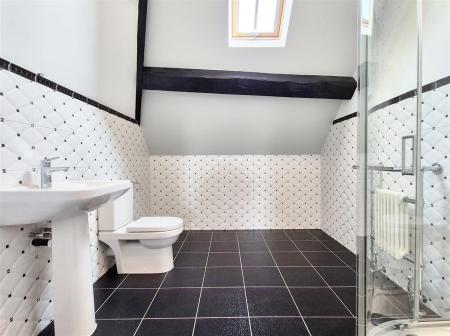 EN SUITE SHOWER ROOM/WC