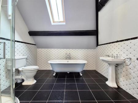 EN SUITE BATHROOM/WC