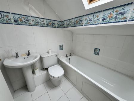 EN SUITE BATHROOM/WC