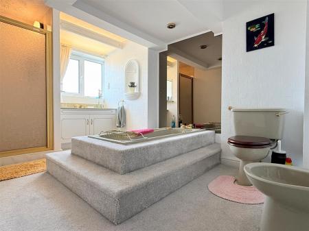 EN SUITE BATHROOM/WC
