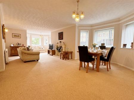 LOUNGE WITH DINING AREA