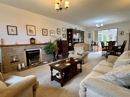 LOUNGE WITH DINING AREA