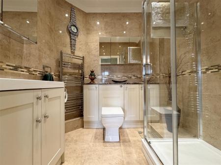 EN SUITE SHOWER ROOM/WC