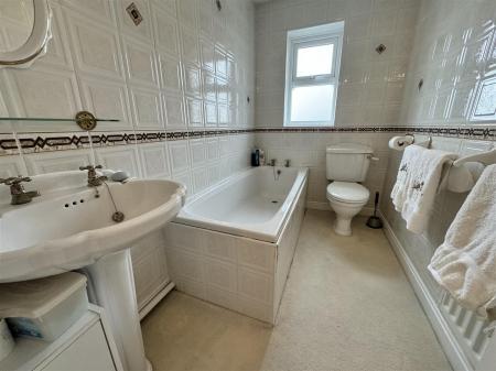 BATHROOM/WC