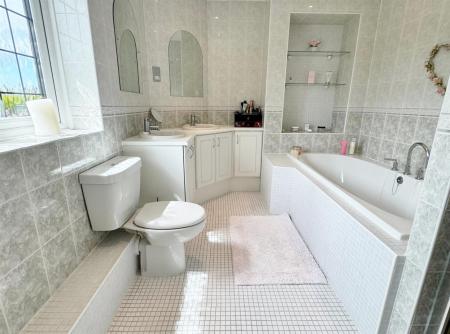 EN SUITE BATHROOM/WC