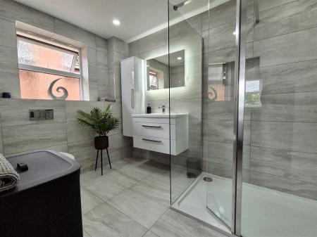 EN SUITE SHOWER/WC