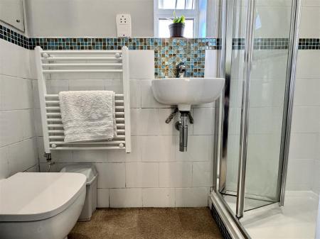 EN SUITE SHOWER ROOM/WC