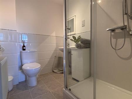 EN SUITE SHOWER ROOM/WC