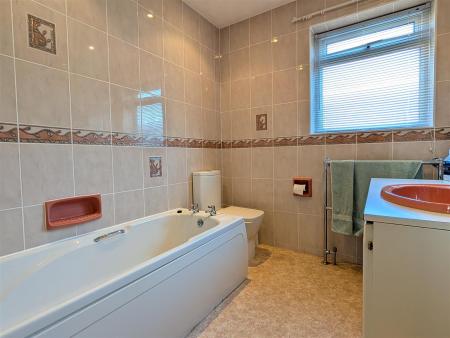 EN SUITE BATHROOM/WC