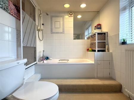 EN SUITE BATHROOM/WC