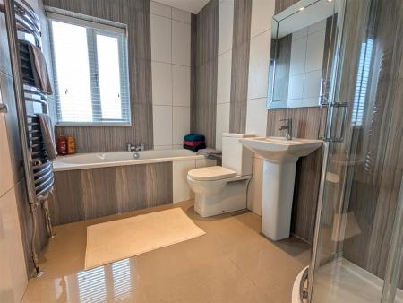 EN SUITE BATHROOM/WC