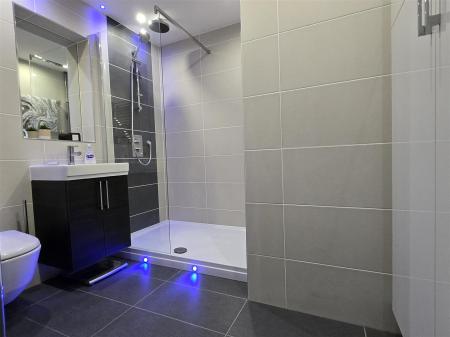 SHOWER ROOM/WC