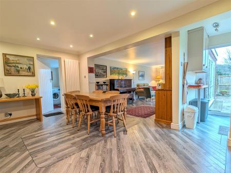 OPEN PLAN LIVING/DINING KITCHEN