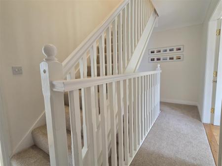 1ST FLOOR LANDING