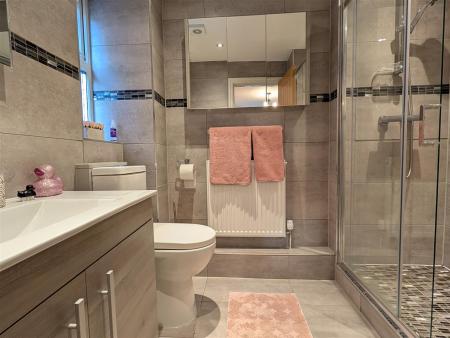 EN SUITE SHOWER ROOM/WC