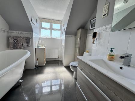 BATHROOM/WC