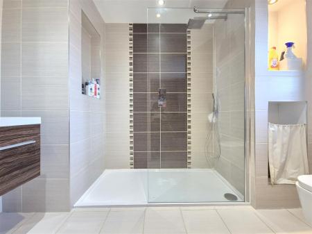 EN SUITE SHOWER ROOM/WC