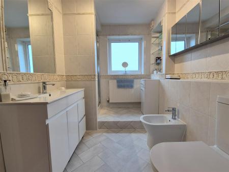 EN SUITE BATHROOM/WC