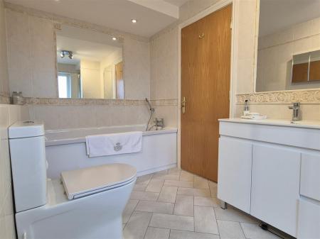 EN SUITE BATHROOM/WC