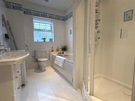 EN SUITE BATHROOM/WC