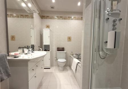 EN SUITE BATHROOM/WC