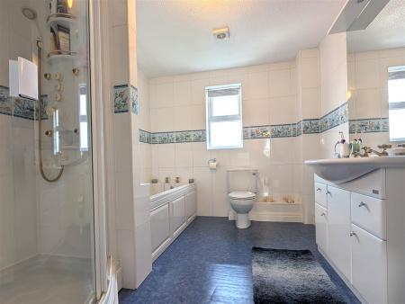 EN SUITE SHOWER ROOM/WC