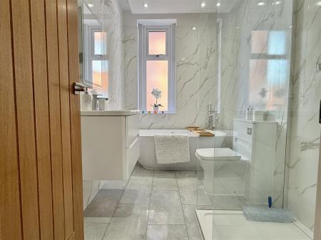 BATHROOM/WC