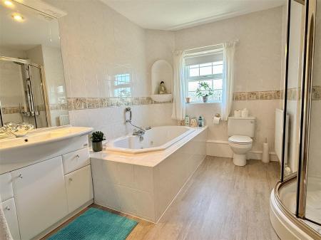 FAMILY BATHROOM/WC
