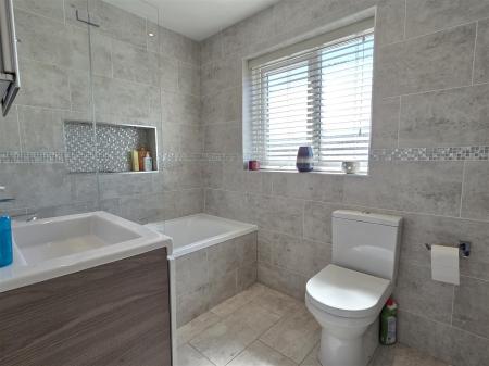 BATHROOM/WC