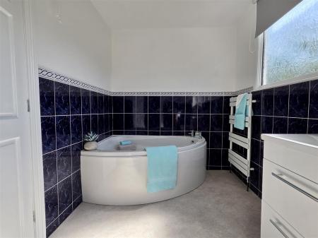 BATHROOM/WC
