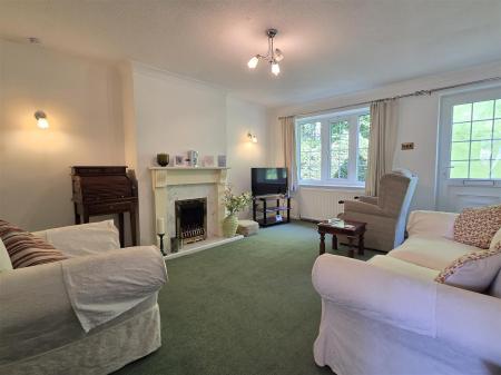LOUNGE WITH DINING AREA