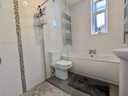 BATHROOM/WC