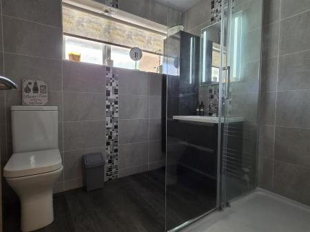 SHOWER ROOM/WC