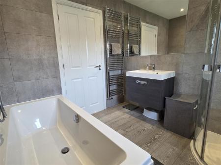 BATHROOM/WC