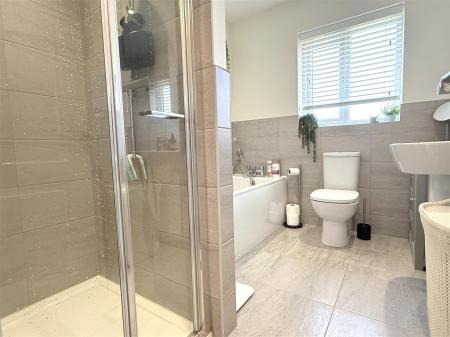 BATHROOM/WC