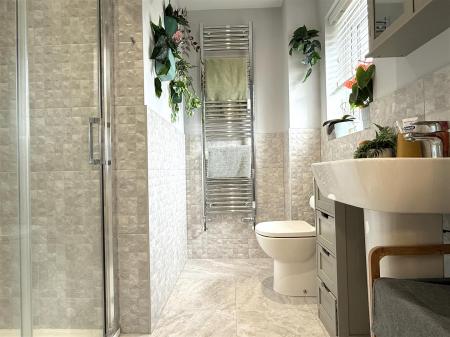EN SUITE SHOWER ROOM/WC